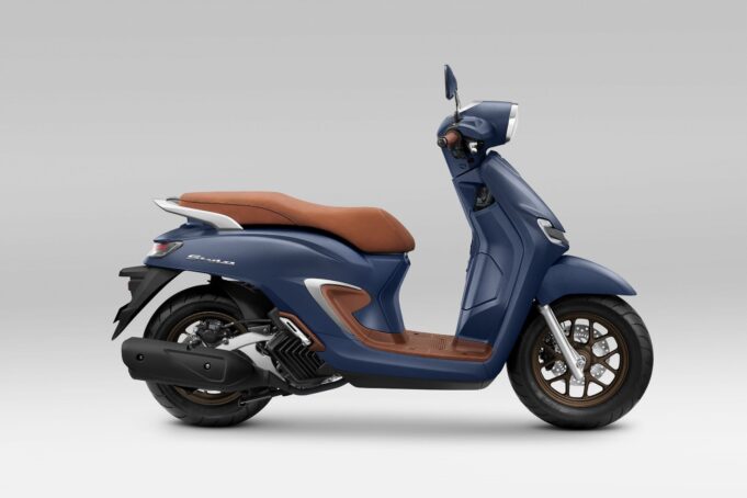 Warna Baru Skutik Premium Fashionable New Honda Stylo 160, Siap Jadi Primadona New Honda Stylo 160. Tampilan baru dari skutik berdesain modern klasik dengan tampilan retro ini siap menjadi primadona berkendara sesungguhnya