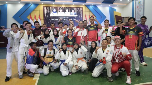 Kepala BP Batam sekaligus Wali Kota Batam, Amsakar Achmad, secara resmi menutup pelaksanaan Pekan Olahraga Kota (Porkot) Batam VI Tahun 2025 di Lapangan Yos Sudarso, Selasa (16/9/2025). Kepala BP Batam sekaligus Wali Kota Batam, Amsakar Achmad, secara resmi menutup pelaksanaan Pekan Olahraga Kota (Porkot) Batam VI Tahun 2025 di Lapangan Yos Sudarso, Selasa (16/9/2025).