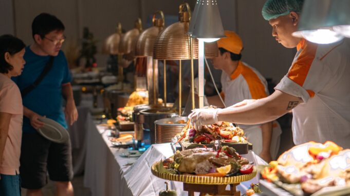 HARRIS Resort Waterfront & HARRIS Hotel Batam Center Hadirkan Promo Spesial Christmas Dinner 2025