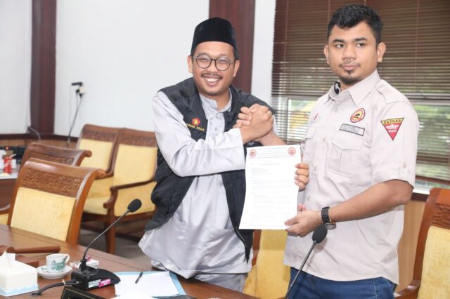 Anggota DPRD Kota Batam sekaligus Sekretaris Komisi I, menyatakan dukungan penuh terhadap usulan Komunitas Andalan Driver Online (KOMANDO) yang mendesak agar pemerintah pusat memiliki dan mengelola aplikasi transportasi online nasional. Anggota DPRD Kota Batam sekaligus Sekretaris Komisi I, menyatakan dukungan penuh terhadap usulan Komunitas Andalan Driver Online (KOMANDO) yang mendesak agar pemerintah pusat memiliki dan mengelola aplikasi transportasi online nasional.