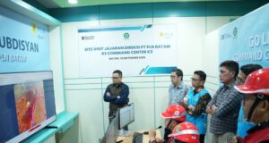 Direksi PLN Batam Tinjau Command Centre K3, Dorong Digitalisasi Pengawasan Keselamatan Kerja Jajaran Direksi PLN Batam meninjau langsung operasional Command Centre K3 (CCK3), sebuah inovasi digital yang dirancang untuk memperkuat budaya Keselamatan dan Kesehatan Kerja (K3) di lingkungan perusahaan dan mitra kerja.