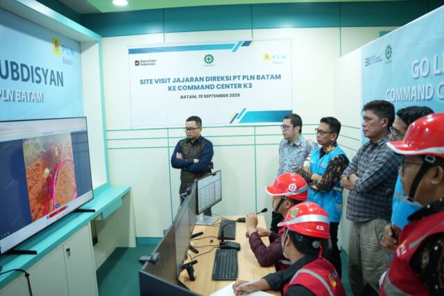 Jajaran Direksi PLN Batam meninjau langsung operasional Command Centre K3 (CCK3), sebuah inovasi digital yang dirancang untuk memperkuat budaya Keselamatan dan Kesehatan Kerja (K3) di lingkungan perusahaan dan mitra kerja. Jajaran Direksi PLN Batam meninjau langsung operasional Command Centre K3 (CCK3), sebuah inovasi digital yang dirancang untuk memperkuat budaya Keselamatan dan Kesehatan Kerja (K3) di lingkungan perusahaan dan mitra kerja.
