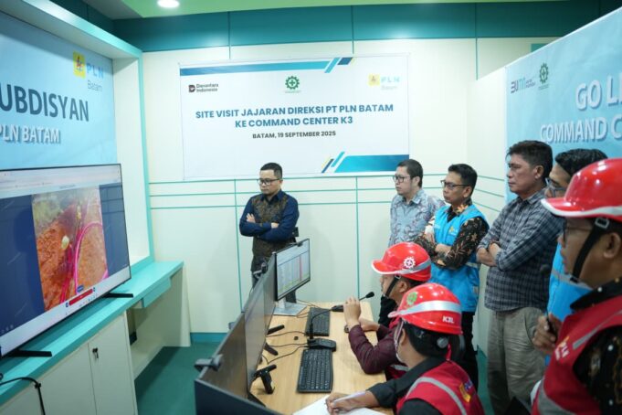 Direksi PLN Batam Tinjau Command Centre K3, Dorong Digitalisasi Pengawasan Keselamatan Kerja Jajaran Direksi PLN Batam meninjau langsung operasional Command Centre K3 (CCK3), sebuah inovasi digital yang dirancang untuk memperkuat budaya Keselamatan dan Kesehatan Kerja (K3) di lingkungan perusahaan dan mitra kerja.