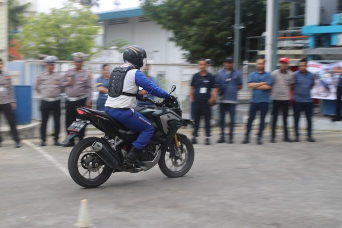 Tips Aman Antisipasi Kendaraan Rem Mendadak di Jalan