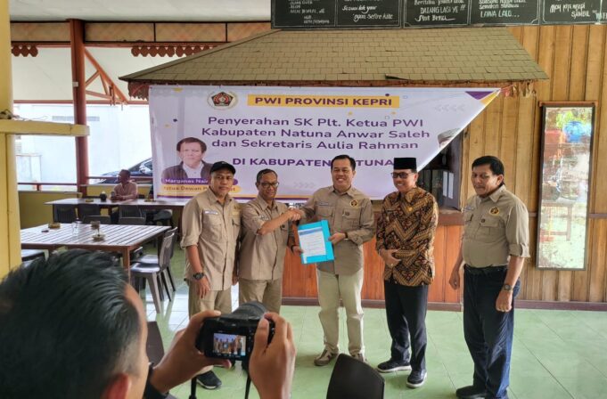 Ketua PWI Kepri Serahkan SK Plt Ketua PWI Natuna, Resmi Dijabat Anwar Saleh