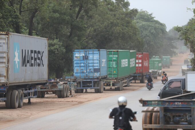 Instruksi Kepala BP Batam Diabaikan, Chassis Kontainer Masih Terparkir di Jalan Yos Sudarso
