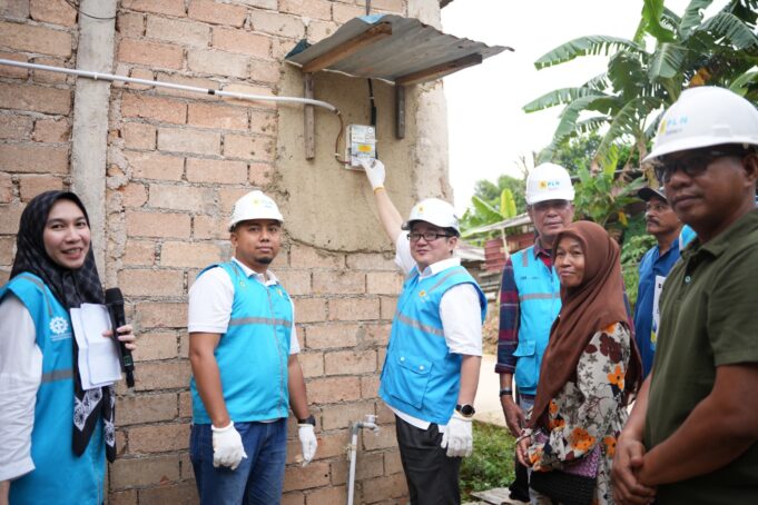 PLN Batam Nyalakan Terang di Empat Kelurahan, Warga Nikmati Listrik Gratis di Momen HLN ke-80