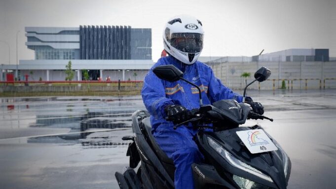 Cuaca Tak Menentu, Honda Ajak Pengendara Tetap Cari Aman di Musim Hujan