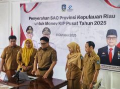 Dukung Keterbukaan Informasi Publik, Kadiskominfo Kepri Serahkan Dokumen Self Assessment Questionnaire