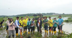 Gotong Royong bersama Masyarakat Bersihkan Waduk Duriangkang