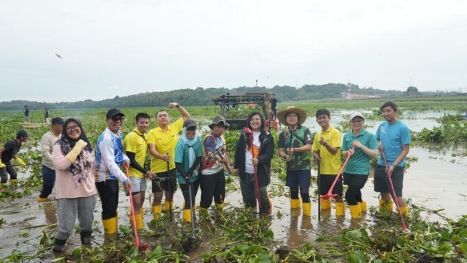 Gotong Royong bersama Masyarakat Bersihkan Waduk Duriangkang