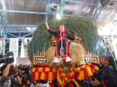 Rina Safitri Naik Dadak Merak Reog Ponorogo di Harlah Forkom Sejatim Batam