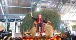 Rina Safitri Naik Dadak Merak Reog Ponorogo di Harlah Forkom Sejatim Batam