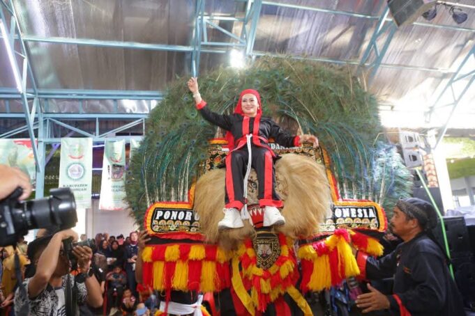 Rina Safitri Naik Dadak Merak Reog Ponorogo di Harlah Forkom Sejatim Batam