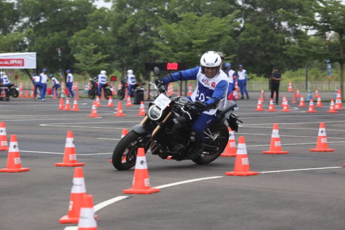 Waspadai Bahaya Menggunakan Rem Depan Saat Menikung, Ini Penjelasan Instruktur Safety Riding Honda