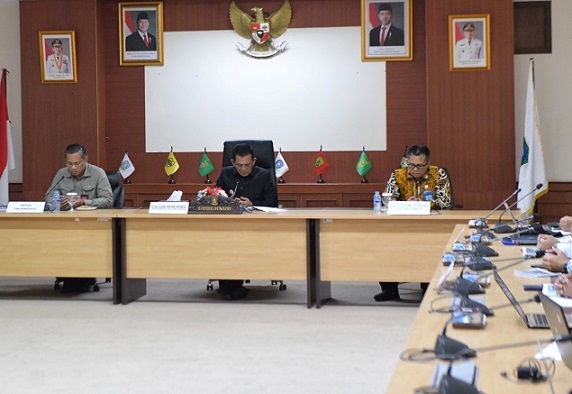 gubernur-kepri-ansar-ahmad-memaparkan-tentang-konservasi-padang-lamun-dan-dugong-di-bintan-dalam-penilaian-sebagai-calon-penerima-Satyalancana-Wira-Karya-2025-f-