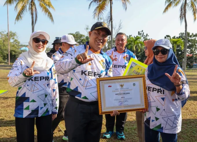 Wagub Nyanyang Jadikan Literasi sebagai Gaya Hidup saat Buka Fun Walk Festival Literasi 2025