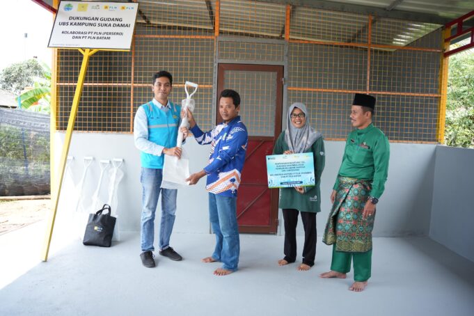 PLN Batam Peduli Lingkungan, Serahkan Dukungan untuk Unit Bank Sampah Sukadamai Tanjung Piayu