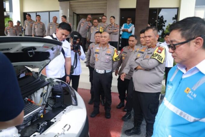 Perkuat Mobilitas Polisi, PLN Batam Serahkan 4 Unit BYD Atto 1 ke Polda Kepri