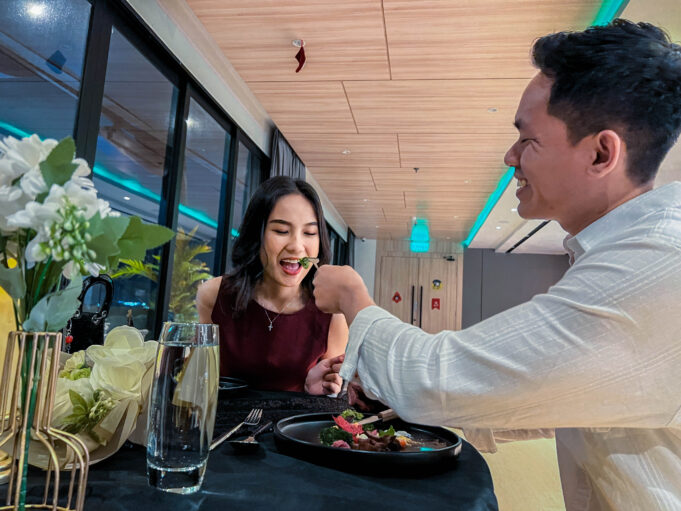 Rayakan Valentine dengan Makan Malam Romantis di Ketinggian Yello Hotel Harbour Bay Batam