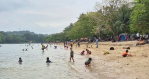 Warga Batam Padati Pantai Bahagia Nongsa di Hari Libur Tahun Baru 2026