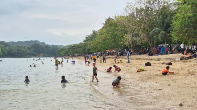 Warga Batam Padati Pantai Bahagia Nongsa di Hari Libur Tahun Baru 2026