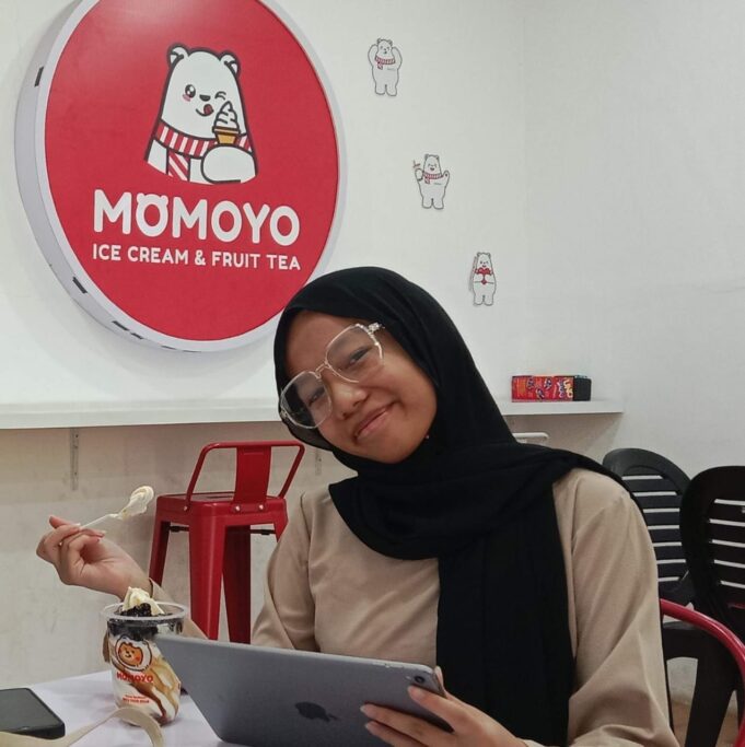 Nada Salsabila Kamil: 17 Tahun, Menulis Mimpi, Menantang Zaman: Buahkan 19 Karya Sejak Usia 12 Tahun