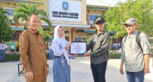 PWI Batam Beri Penghargaan, Siswi SMKN 4 Batam Buktikan Kekuatan Literasi
