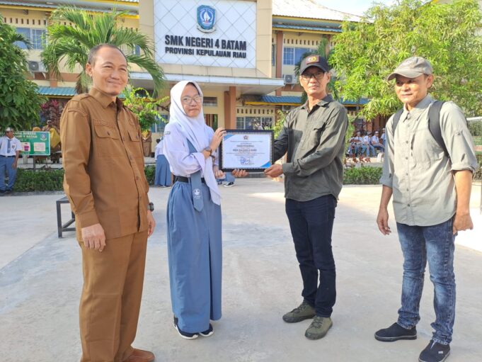 PWI Batam Beri Penghargaan, Siswi SMKN 4 Batam Buktikan Kekuatan Literasi