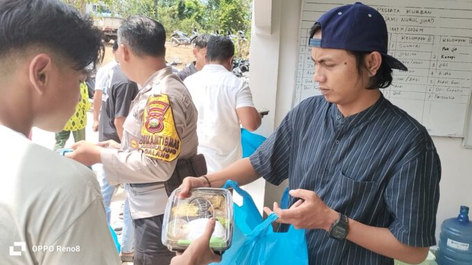 250 Paket Makanan Dibagikan dalam Aksi Jumat Berkah di Pesisir Rempang