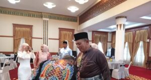 Gedung Daerah Dipenuhi Warga, Gubernur Kepri Berbagi Kebahagiaan di Hari Raya