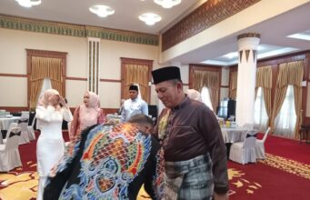 Gedung Daerah Dipenuhi Warga, Gubernur Kepri Berbagi Kebahagiaan di Hari Raya