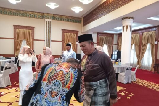 Gedung Daerah Dipenuhi Warga, Gubernur Kepri Berbagi Kebahagiaan di Hari Raya