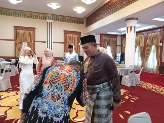 Gedung Daerah Dipenuhi Warga, Gubernur Kepri Berbagi Kebahagiaan di Hari Raya