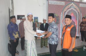 Rumah Zakat dan LAZIS PLN Salurkan Insentif untuk 40 Guru Ngaji, Imam, dan Marbot di Batam