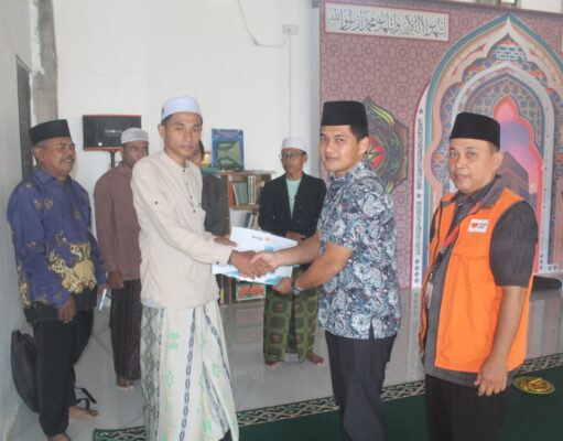 Rumah Zakat dan LAZIS PLN Salurkan Insentif untuk 40 Guru Ngaji, Imam, dan Marbot di Batam