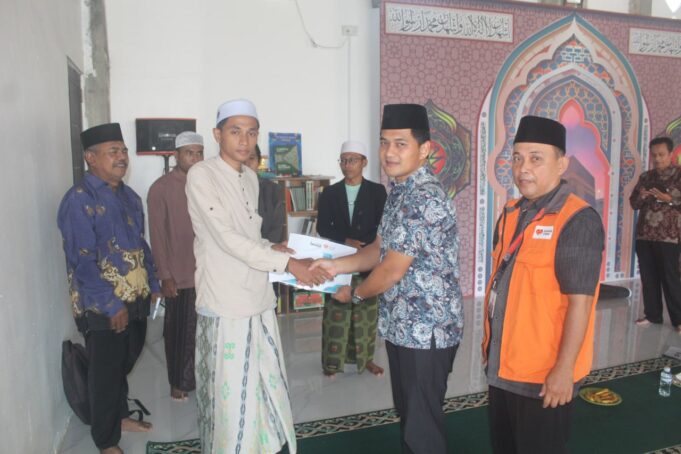 Rumah Zakat dan LAZIS PLN Salurkan Insentif untuk 40 Guru Ngaji, Imam, dan Marbot di Batam