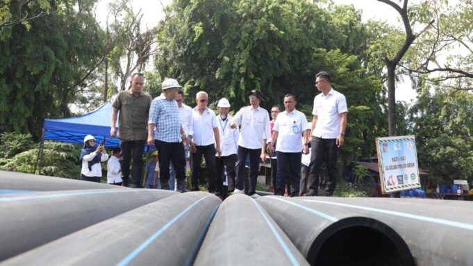 Amsakar Achmad Cek Progres Pemasangan Pipa Air Bersih di Batam