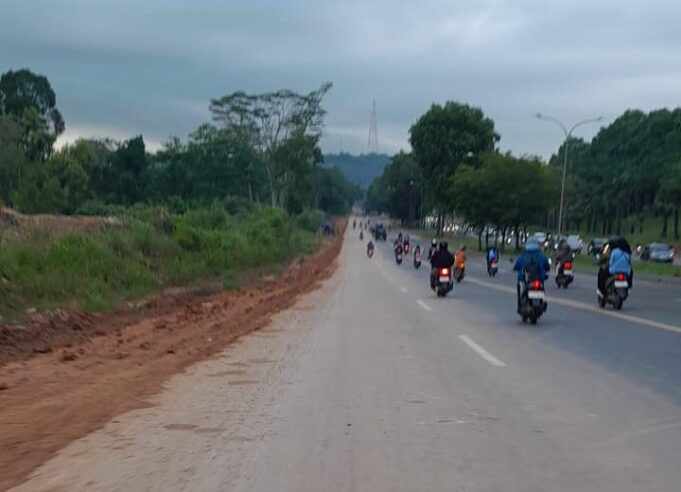 Usai Diguyur Gerimis, Ruas Jalan Ahmad Yani yang Berdebu Berubah Berlumpur dan Picu Kemacetan