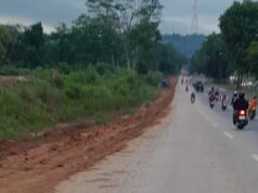 Usai Diguyur Gerimis, Ruas Jalan Ahmad Yani yang Berdebu Berubah Berlumpur dan Picu Kemacetan
