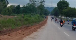 Usai Diguyur Gerimis, Ruas Jalan Ahmad Yani yang Berdebu Berubah Berlumpur dan Picu Kemacetan