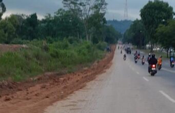 Usai Diguyur Gerimis, Ruas Jalan Ahmad Yani yang Berdebu Berubah Berlumpur dan Picu Kemacetan