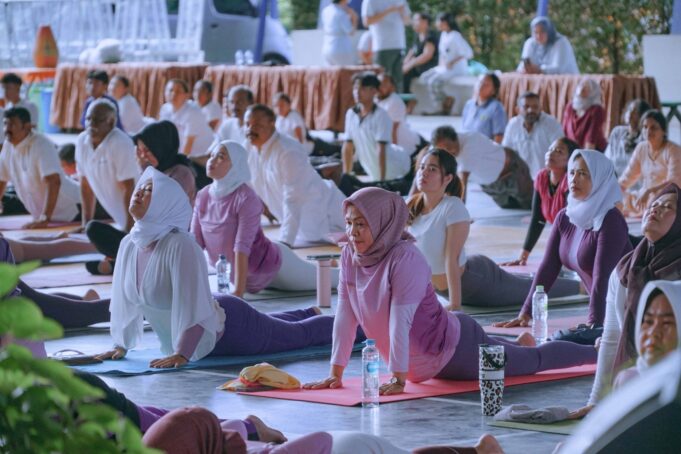 Kolaborasi HARRIS Resort Waterfront Batam dan HARRIS Hotel Batam Center Hadirkan “Yoga for Healthy Ageing”