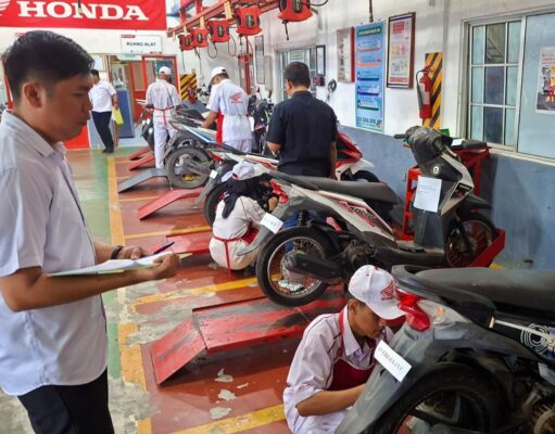 74 Siswa TSM SMKN 3 Batam Jalani UKK Berstandar Industri Honda