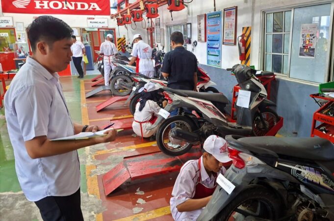 74 Siswa TSM SMKN 3 Batam Jalani UKK Berstandar Industri Honda