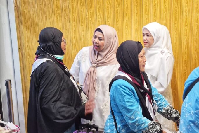 Kepulangan Jamaah Haji Kloter Pertama Debarkasi Batam Disambut Ketua TP-PKK Kepri