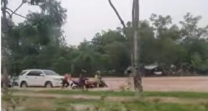 Puluhan Motor Mogok Akibat Terjang Banjir di Simpang Kepri Mall