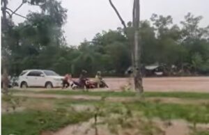 Puluhan Motor Mogok Akibat Terjang Banjir di Simpang Kepri Mall