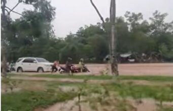 Puluhan Motor Mogok Akibat Terjang Banjir di Simpang Kepri Mall