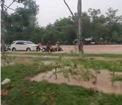 Puluhan Motor Mogok Akibat Terjang Banjir di Simpang Kepri Mall